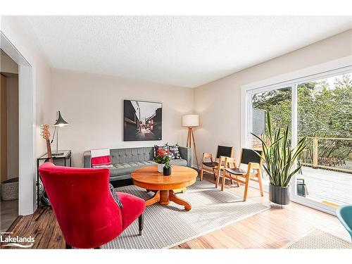 252 Third Street, Collingwood, ON - Indoor Photo Showing Living Room