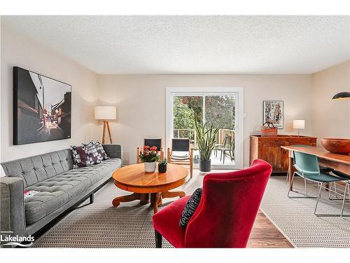 252 Third Street, Collingwood, ON - Indoor Photo Showing Living Room