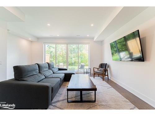 29 Rockmount Crescent, Gravenhurst, ON - Indoor Photo Showing Living Room