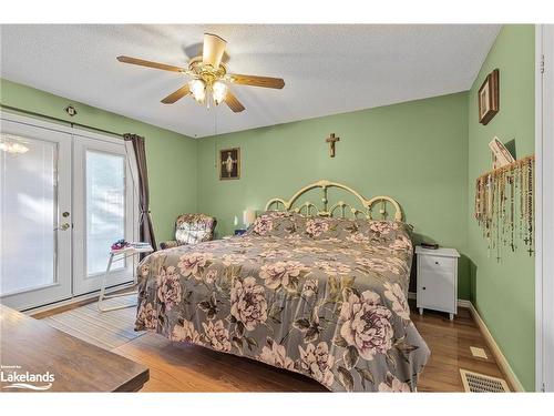 52 Dyer Drive, Wasaga Beach, ON - Indoor Photo Showing Bedroom