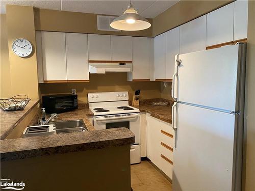 322 Mariners Way, Collingwood, ON - Indoor Photo Showing Kitchen With Double Sink