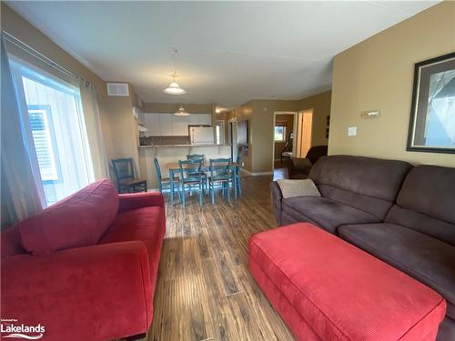 322 Mariners Way, Collingwood, ON - Indoor Photo Showing Living Room