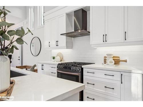 102 Goldie Court, Clarksburg, ON - Indoor Photo Showing Kitchen With Upgraded Kitchen