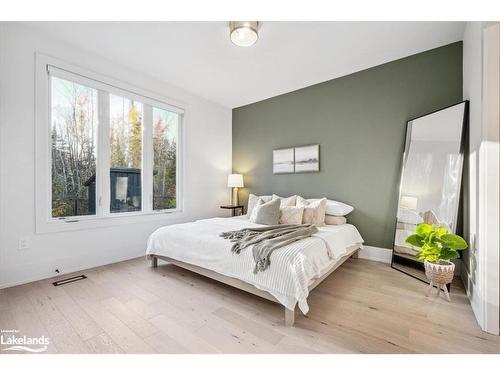 102 Goldie Court, Clarksburg, ON - Indoor Photo Showing Bedroom