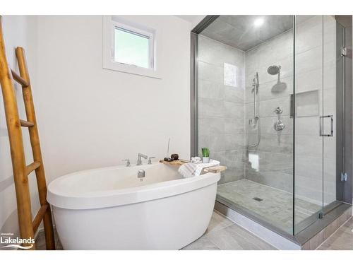 102 Goldie Court, Clarksburg, ON - Indoor Photo Showing Bathroom