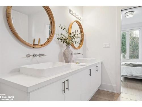 102 Goldie Court, Clarksburg, ON - Indoor Photo Showing Bathroom