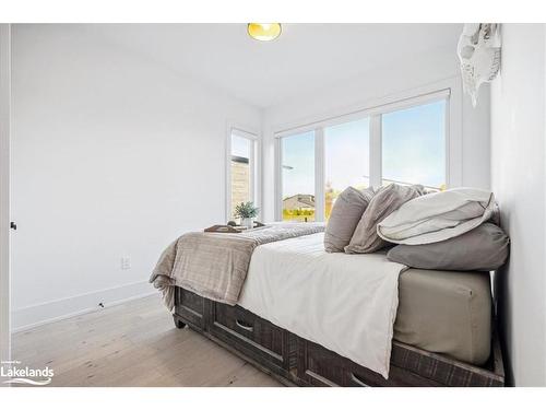 102 Goldie Court, Clarksburg, ON - Indoor Photo Showing Bedroom