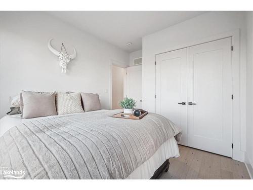 102 Goldie Court, Clarksburg, ON - Indoor Photo Showing Bedroom