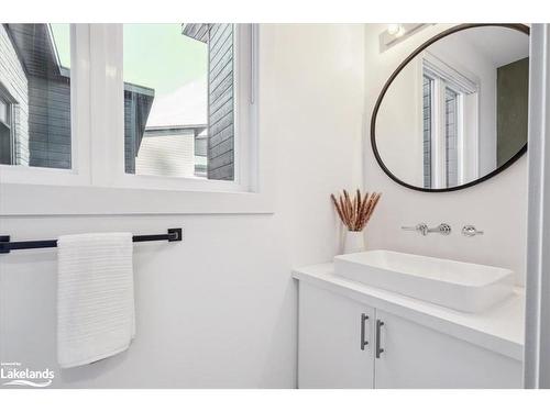 102 Goldie Court, Clarksburg, ON - Indoor Photo Showing Bathroom