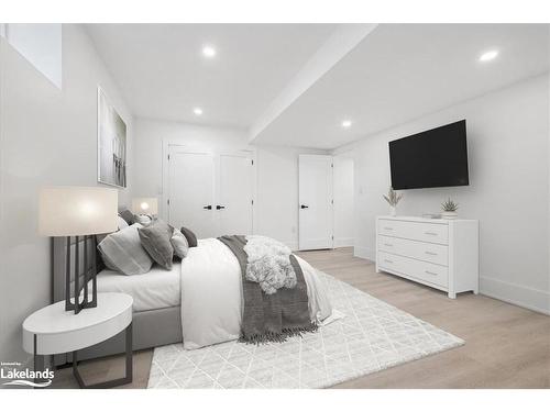 102 Goldie Court, Clarksburg, ON - Indoor Photo Showing Bedroom