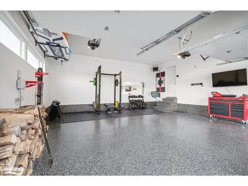 102 Goldie Court, Clarksburg, ON - Indoor Photo Showing Garage