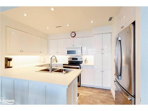 872 Suncrest Circle, Collingwood, ON - Indoor Photo Showing Kitchen With Double Sink