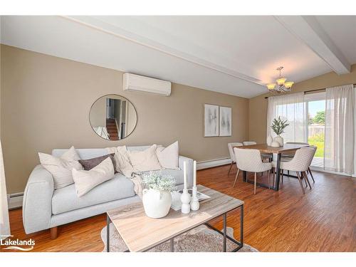 594 Oak Street, Collingwood, ON - Indoor Photo Showing Living Room