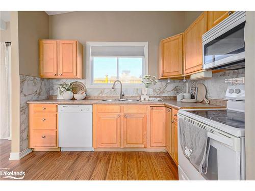 594 Oak Street, Collingwood, ON - Indoor Photo Showing Kitchen With Double Sink