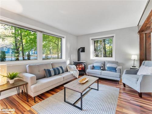 18 Wilshier Boulevard, Bracebridge, ON - Indoor Photo Showing Living Room