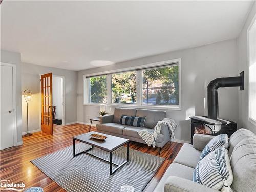 18 Wilshier Boulevard, Bracebridge, ON - Indoor Photo Showing Living Room