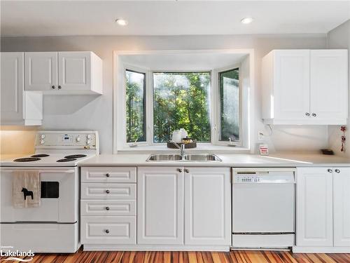 18 Wilshier Boulevard, Bracebridge, ON - Indoor Photo Showing Kitchen With Double Sink