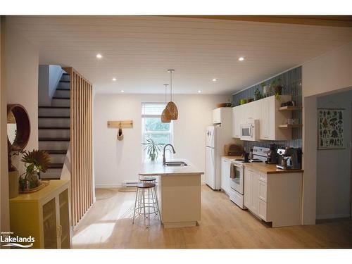 2-86 Ontario Street, Bracebridge, ON - Indoor Photo Showing Kitchen