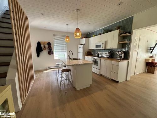 2-86 Ontario Street, Bracebridge, ON - Indoor Photo Showing Kitchen