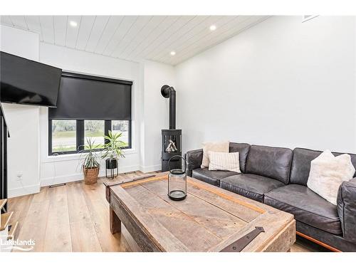 4378 County 124 Road, Clearview, ON - Indoor Photo Showing Living Room