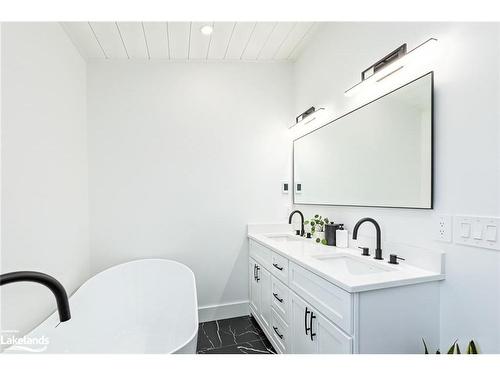 4378 County 124 Road, Clearview, ON - Indoor Photo Showing Bathroom