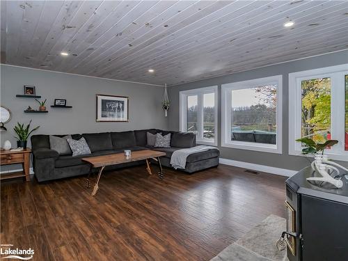 1825 Falkenburg Road, Bracebridge, ON - Indoor Photo Showing Living Room