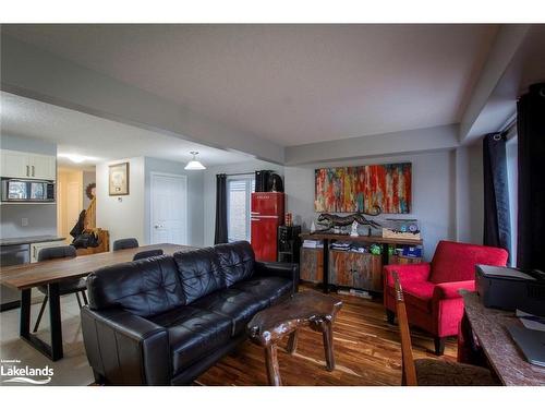 131 Stonebrook Way, Markdale, ON - Indoor Photo Showing Living Room