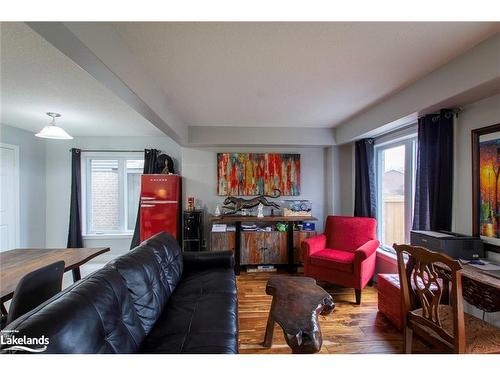 131 Stonebrook Way, Markdale, ON - Indoor Photo Showing Living Room