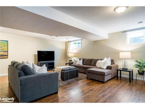 19 Lynden Street, Collingwood, ON - Indoor Photo Showing Living Room