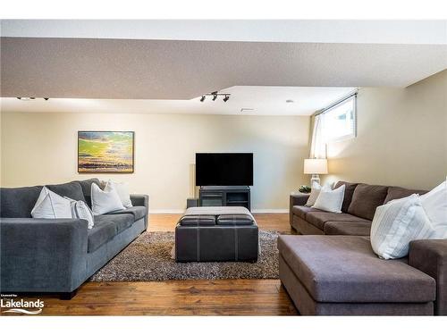 19 Lynden Street, Collingwood, ON - Indoor Photo Showing Living Room