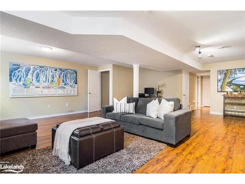 19 Lynden Street, Collingwood, ON - Indoor Photo Showing Living Room