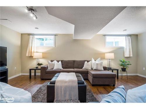 19 Lynden Street, Collingwood, ON - Indoor Photo Showing Living Room