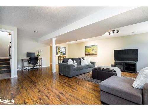 19 Lynden Street, Collingwood, ON - Indoor Photo Showing Living Room