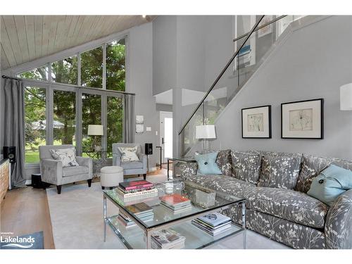 11 Woodview Drive, Clearview, ON - Indoor Photo Showing Living Room