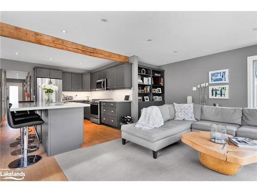 11 Woodview Drive, Clearview, ON - Indoor Photo Showing Living Room