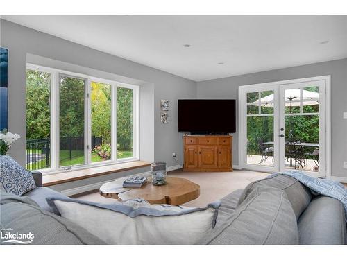 11 Woodview Drive, Clearview, ON - Indoor Photo Showing Living Room