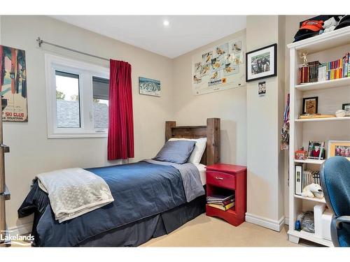 11 Woodview Drive, Clearview, ON - Indoor Photo Showing Bedroom