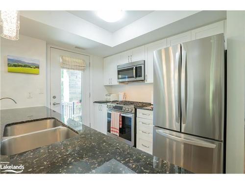 108-6 Brandy Lane Drive, Collingwood, ON - Indoor Photo Showing Kitchen With Double Sink With Upgraded Kitchen