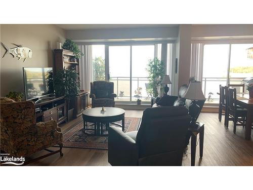 403-699 Aberdeen Boulevard, Midland, ON - Indoor Photo Showing Living Room