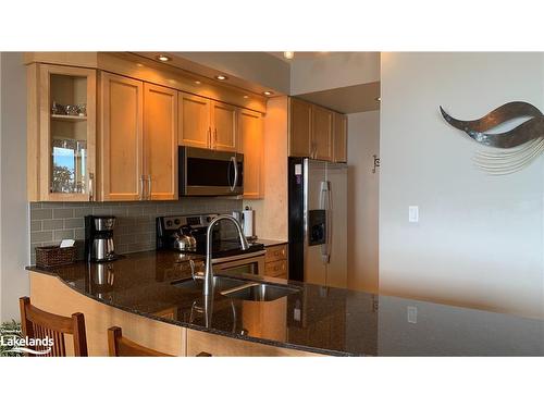 403-699 Aberdeen Boulevard, Midland, ON - Indoor Photo Showing Kitchen With Double Sink