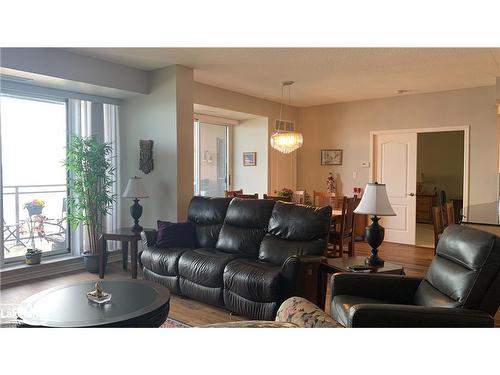 403-699 Aberdeen Boulevard, Midland, ON - Indoor Photo Showing Living Room