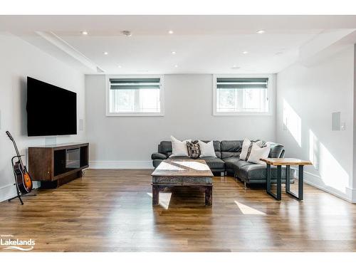 22 East John Street, Cookstown, ON - Indoor Photo Showing Living Room