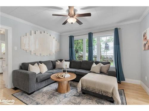 3 Cora Street E, Huntsville, ON - Indoor Photo Showing Living Room