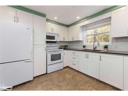 33 Humphrey Drive, Seguin, ON - Indoor Photo Showing Kitchen