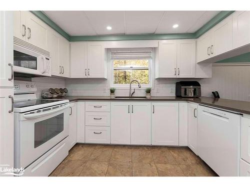 33 Humphrey Drive, Seguin, ON - Indoor Photo Showing Kitchen