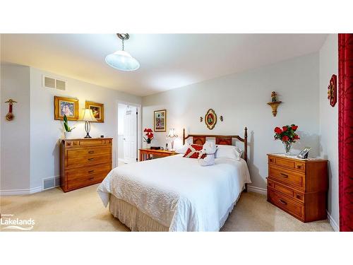 26 Pennsylvania Avenue, Wasaga Beach, ON - Indoor Photo Showing Bedroom