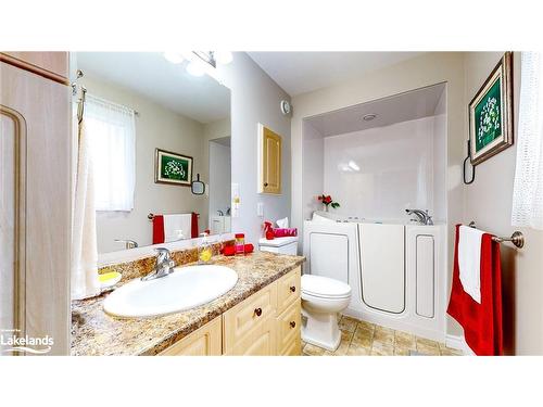 26 Pennsylvania Avenue, Wasaga Beach, ON - Indoor Photo Showing Bathroom