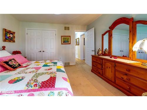 26 Pennsylvania Avenue, Wasaga Beach, ON - Indoor Photo Showing Bedroom