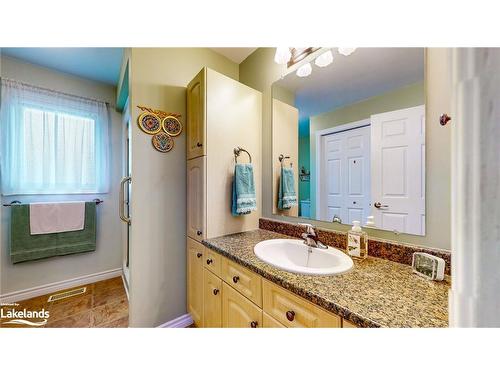 26 Pennsylvania Avenue, Wasaga Beach, ON - Indoor Photo Showing Bathroom