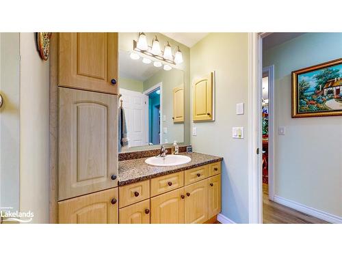 26 Pennsylvania Avenue, Wasaga Beach, ON - Indoor Photo Showing Bathroom